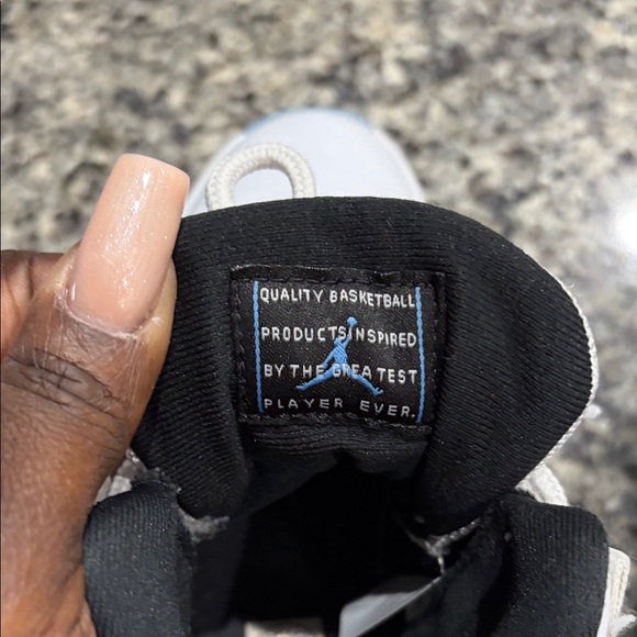 Legend Blue & White Kids Jordan 11s - Picture 11 of 13